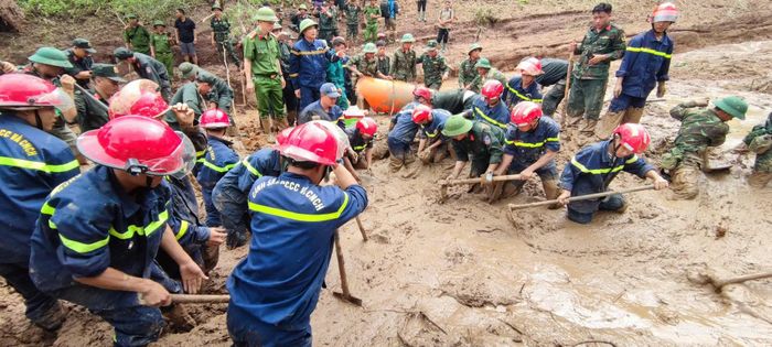  CBCS Công an tỉnh Điện Biên nỗ lực tìm kiếm các nạn nhân tại vùng thiên tai.