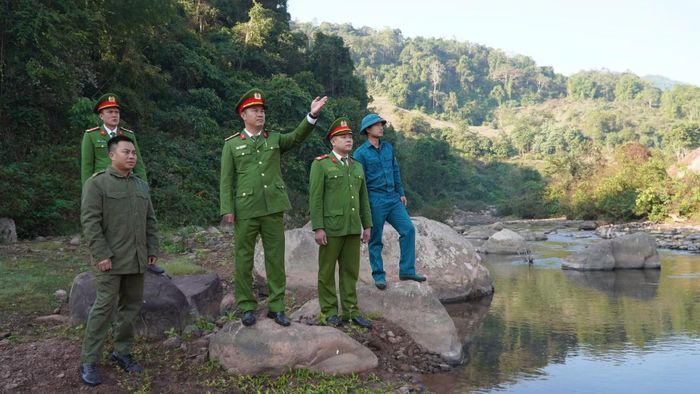 Công an xã Sín Thầu phối hợp tuần tra địa bàn.