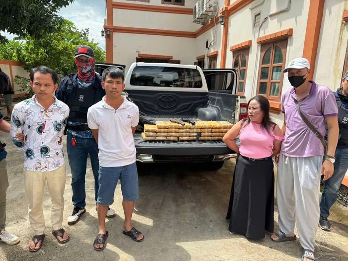 3 đối tượng cùng tang vật 31 bánh heroin bị Tổ công tác thường trực phòng, chống ma túy của Công an tỉnh Điện Biên tại Lào bắt giữ.