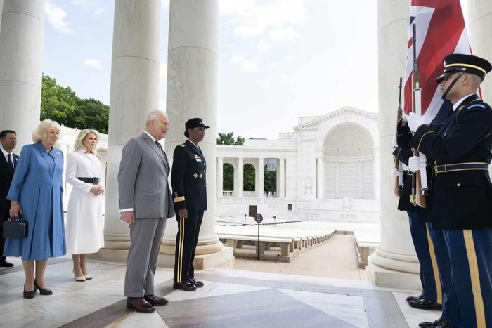 Việc vua Charles thăm nghĩa trang quốc gia Arlington là một hành động mang ý nghĩa biểu tượng.