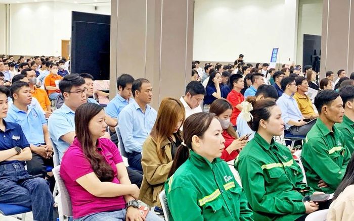 Đại diện doanh nghiệp và người lao động tham dự buổi lễ.