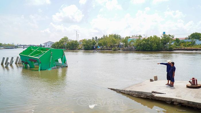 Hiện trường vụ sạt lở đất xảy ra vào rạng sáng 24/4 tại xã Đầm Dơi, ước thiệt hại trên 3 tỷ đồng.