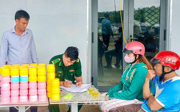 Tổ tuần tra làm việc với ông H.H.Kh và bà D.N.Ch.