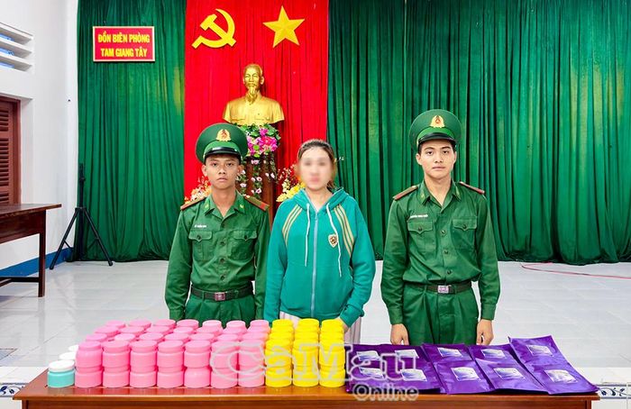 Bà Ch. khai nhận hành vi mua bán mỹ phẩm không rõ nguồn gốc của mình tại Đồn Biên phòng Tam Giang Tây.