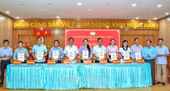 Kết thúc hội nghị, đại diện 9 đơn vị trong Cụm thi đua số 1 đã tiến hành ký kết giao ước thi đua, thể hiện quyết tâm hoàn thành thắng lợi các mục tiêu, nhiệm vụ công tác Mặt trận năm 2026, góp phần thực hiện hiệu quả các chỉ tiêu phát triển kinh tế - xã hội, giữ vững quốc phòng - an ninh tại địa phương.