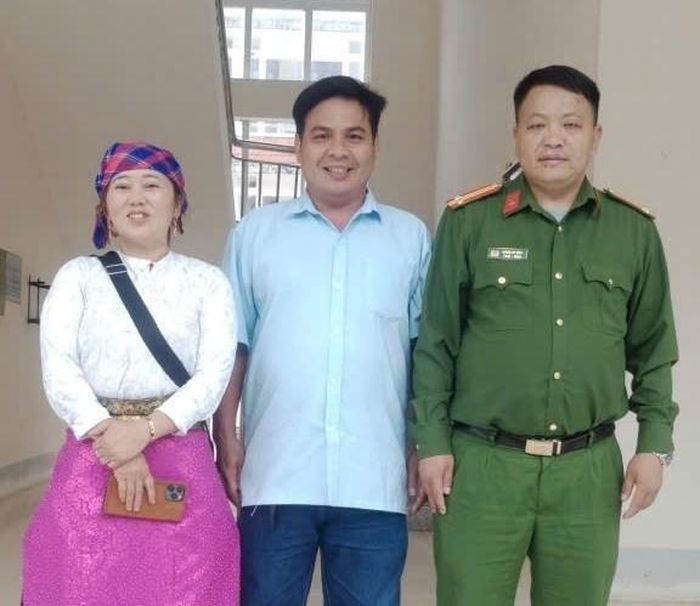 Anh Lê Anh Phong đã được chị Giàng Thị Chợ trao trả số tiền 500 triệu đồng trước sự chứng kiến của đại diện Công an xã Phố Bảng.