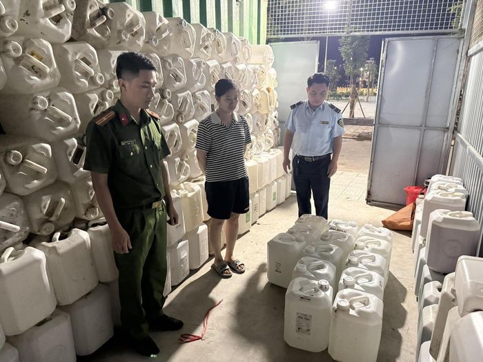 Đoàn kiểm tra phát hiện cơ sở đang kinh doanh 400 lít rượu không có nhãn hàng hóa, không thể hiện thông tin về nơi sản xuất.