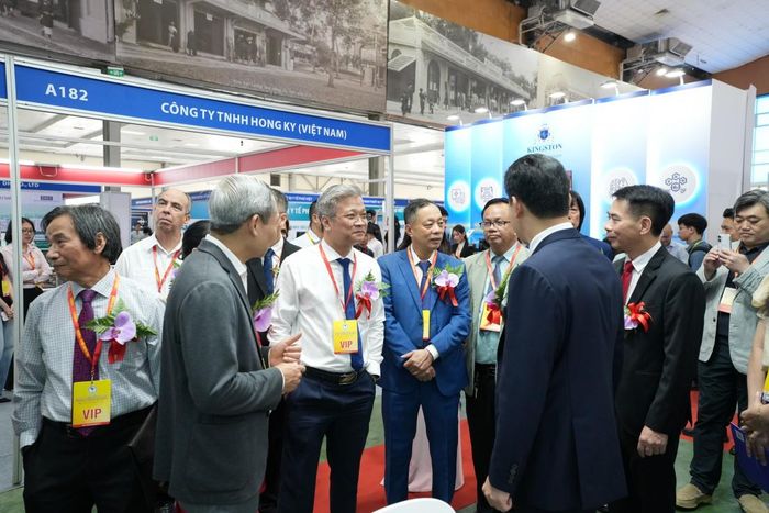 Các đại biểu tham quan triển lãm.