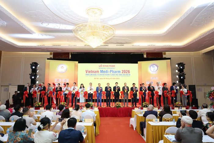 Các đại biểu cắt băng khai mạc triển lãm.
