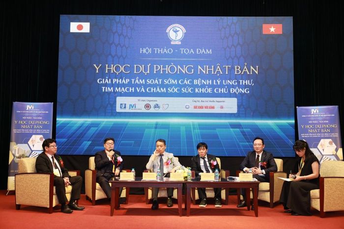 Các diễn giả chia sẻ tại hội thảo.