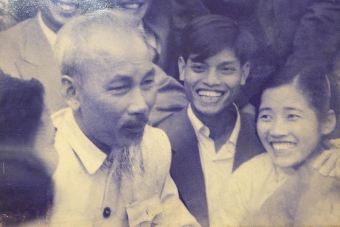 Bác Hồ cùng các đại biểu sinh viên Việt Nam trong Festival Sinh viên quốc tế, lần thứ VI, 1957. Nhạc sĩ Doãn Nho mặc áo vest đen, ngồi bên trái Bác Hồ. (Ảnh: Gia đình cung cấp)