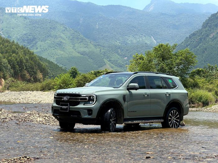 Ford Everest mới sở hữu thiết kế ngoại thất cứng cáp với cụm đèn C-LED Matrix và lưới tản nhiệt cỡ lớn đặc trưng. (Ảnh: Mạnh Hùng)