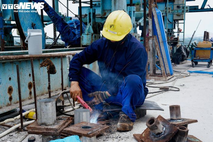 Ông Vũ Hoàng, công nhân thi công tại dự án, cho biết đơn vị đang trong giai đoạn cao điểm nên toàn bộ nhân lực được huy động làm việc xuyên suốt với tinh thần “ăn tranh thủ, ngủ khẩn trương”, bất kể thời tiết.