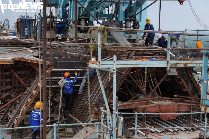 Kỹ sư, công nhân cùng nhiều thiết bị máy móc được huy động tối đa, thi công liên tục ngày đêm để đảm bảo tiến độ.