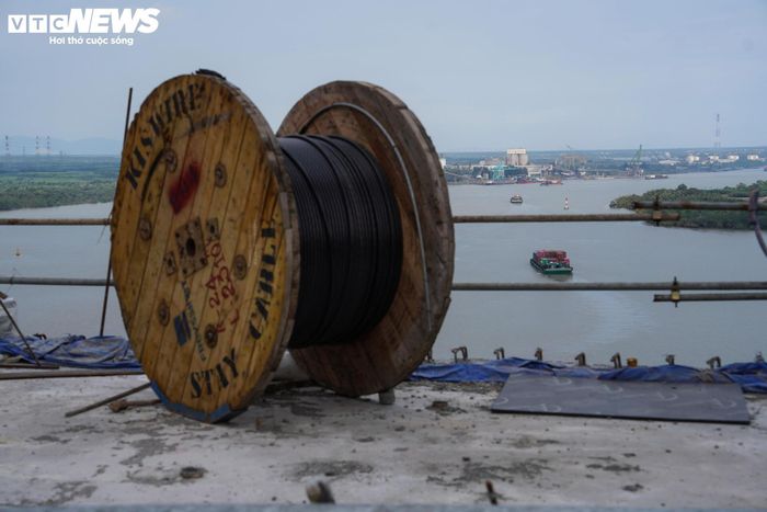 Trước đó, gói thầu xây dựng cầu Phước Khánh do Tổng công ty Đầu tư phát triển đường cao tốc Việt Nam (VEC) ký hợp đồng với liên danh Sumitomo Mitsui - Cienco 4, khởi công từ tháng 1/2016. Tuy nhiên, do vướng mắc về bố trí vốn và gia hạn hiệp định vay, dự án phải tạm dừng từ năm 2020 khi đã hoàn thành hơn 80% khối lượng. Sau gần 5 năm đình trệ, gói thầu này mới được tái khởi động (tháng 5/2025) với nhà thầu mới để tiếp tục thi công.