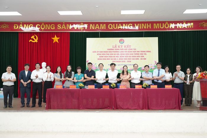 Đại diện 7 bệnh viện cùng lãnh đạo phường Láng ký kết chương trình phối hợp toàn diện. Ảnh: Phạm Mạnh