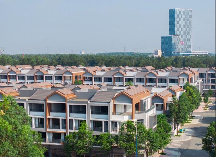 Việc giãn tiến độ không chỉ giúp người mua “dễ thở” hơn về dòng tiền, mà còn tạo dư địa để đón giá trị gia tăng của tài sản theo từng giai đoạn phát triển của khu vực, trong khi vốn đầu vào vẫn được tối ưu.