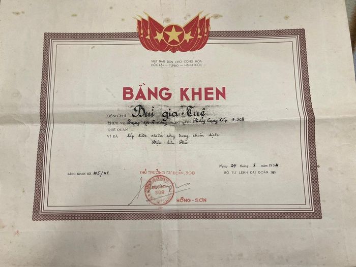 Bằng khen của ông Bùi Gia Tuệ khi tham gia chiến đấu và hoàn thành nhiệm vụ Chiến dịch Điện Biên Phủ. Ảnh: Bảo Lâm