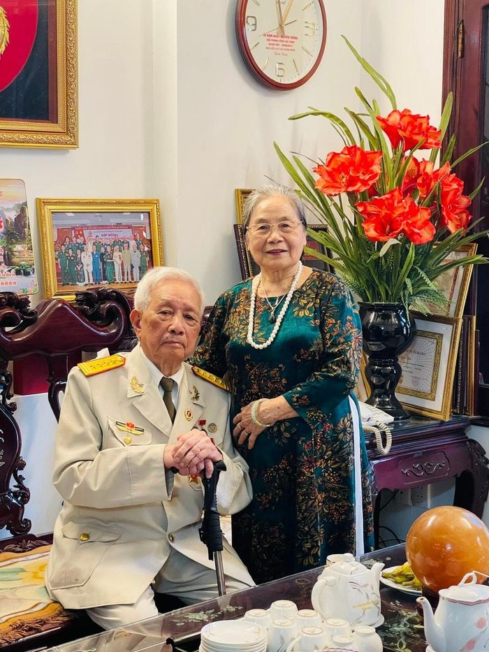 Ông Bùi Gia Tuệ cùng bà Bạch Thị Hoàng Oanh. Ảnh: Bảo Lâm