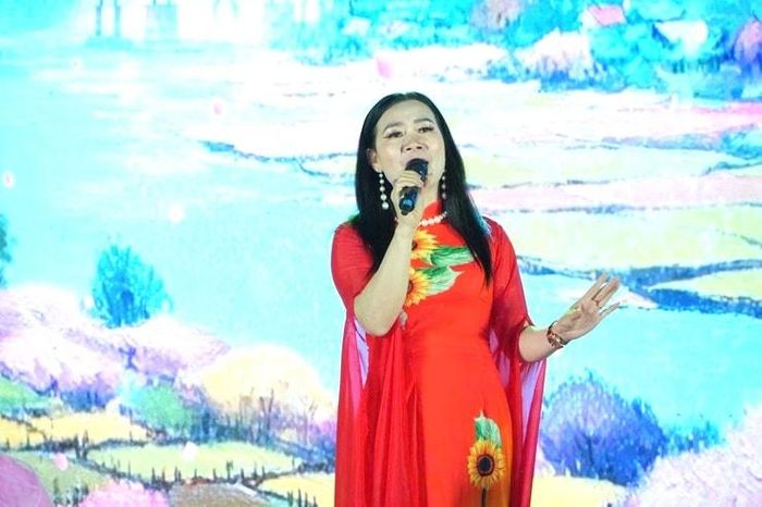 Cô Phạm Thị Hoa tích cực tham gia hoạt động văn hóa - xã hội tại địa phương. Ảnh: DH.