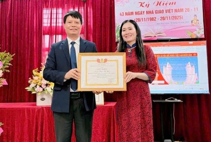 Gắn bó với sự nghiệp giáo dục, cô Phạm Thị Hoa đã được trao tặng nhiều Bằng khen, Giấy khen của các cấp. Ảnh: DH.