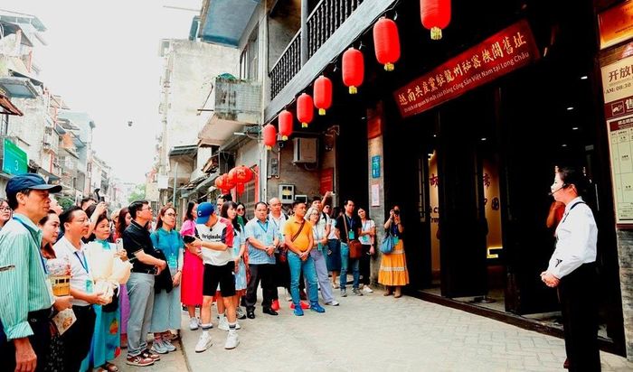 Đoàn khảo sát các doanh nghiệp lữ hành Việt Nam thăm Di tích cơ quan bí mật của Đảng Cộng sản Việt Nam tại Long Châu. Ảnh: M.H