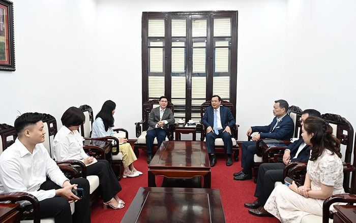 Cục trưởng Cục Du lịch Quốc gia Việt Nam Nguyễn Trùng Khánh tiếp và làm việc với ông Trương Đức Sơn, Giám đốc Trung tâm Văn hóa Trung Quốc tại Hà Nội vào tháng 4 vừa qua. Ảnh: TITC