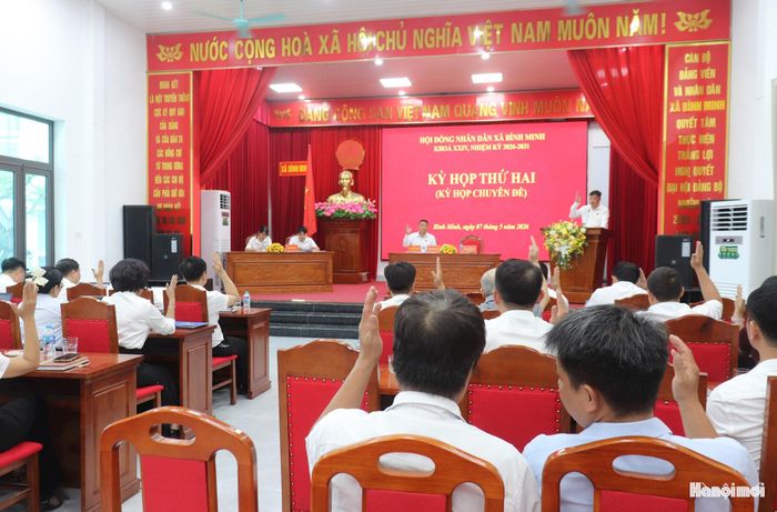 Các đại biểu biểu quyết thông qua các Nghị quyết quan trọng tại kỳ họp. Ảnh P.V