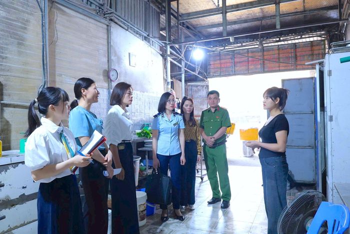 Đoàn kiểm tra cơ sở kinh doanh bánh mì tươi Bình Nhung. Ảnh: Lại Tấn