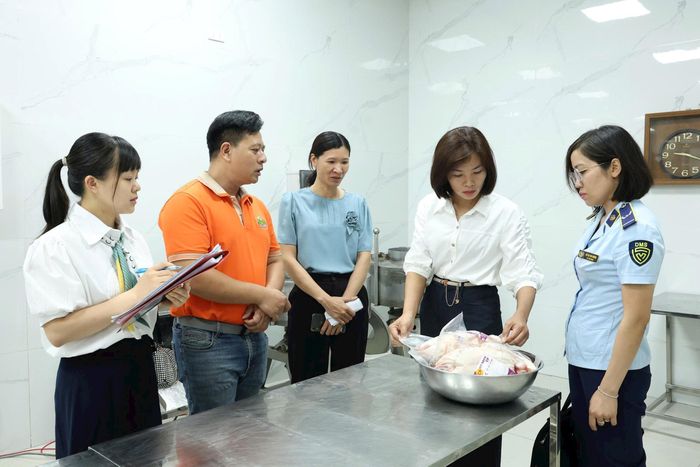 Đoàn Kiểm tra liên ngành về an toàn thực phẩm xã Vân Đình kiểm tra cơ sở sản xuất chả vịt Thúy Mạnh. Ảnh: Lại Tấn