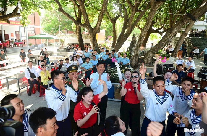 Ủy viên Ban Thường vụ Thành ủy, Chủ nhiệm Ủy ban kiểm tra Thành ủy Hà Nội Đỗ Anh Tuấn và Đoàn công tác chung vui văn nghệ với các chiến sĩ trẻ trên đảo Nam Yết.