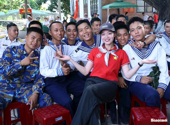Thu Quỳnh - một trong những giọng ca chính của đoàn, chia sẻ: "Mỗi buổi biểu diễn ở Trường Sa là một khoảnh khắc không thể lặp lại trong đời. Âm nhạc giúp chúng tôi kết nối với những người lính nơi đây bằng cả trái tim".