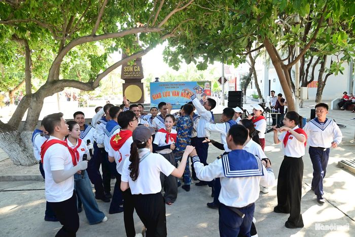 Mỗi giai điệu cất lên nơi đảo xa không chỉ là âm nhạc, mà còn là tình cảm sâu nặng từ đất liền, xoa dịu nỗi nhớ nhà và tiếp thêm sức mạnh cho những người lính đang ngày đêm canh giữ biển trời Tổ quốc.