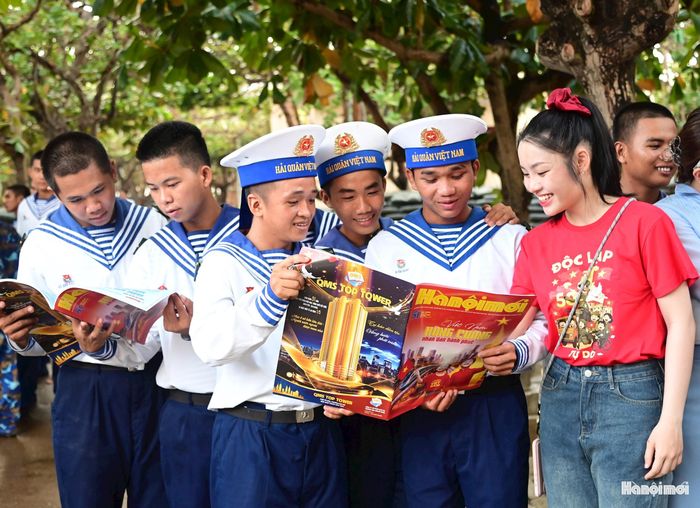 Các chiến sĩ cùng nhau chia sẻ những thông tin ý nghĩa trên ấn phẩm đặc biệt Hànôịmới kỷ niệm 51 năm Giải phóng miền Nam 30/4 và Quốc tế Lao động 1/5 của Cơ quan Báo và Phát thanh, Truyền hình Hà Nội.