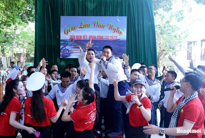 Giữa trùng khơi mênh mông, nơi chỉ có tiếng gió biển và sóng vỗ không ngừng, âm nhạc đã trở thành nhịp cầu kết nối đất liền với đảo xa, gắn kết trái tim người lính và những người con từ khắp mọi miền Tổ quốc.