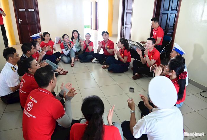 Những tiếng hát cất lên trên nhà giàn DK1/19 (Quế Đường) giúp các chiến sĩ trẻ vơi đi nỗi nhớ nhà.