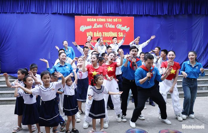 Những em nhỏ trên đảo Trường Sa cũng háo hức tham gia chương trình văn nghệ. Tiếng cười trẻ thơ hòa vào âm nhạc, làm dịu đi sự khắc nghiệt của thiên nhiên nơi đầu sóng ngọn gió.