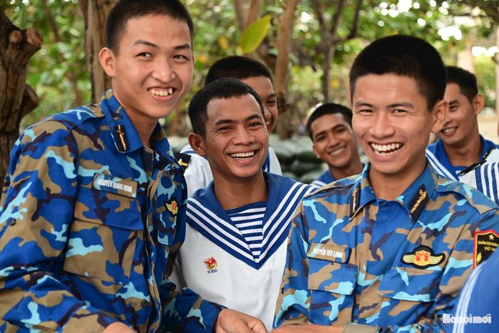Những bài hát cất lên khiến mắt người lính ánh lên niềm tự hào.
