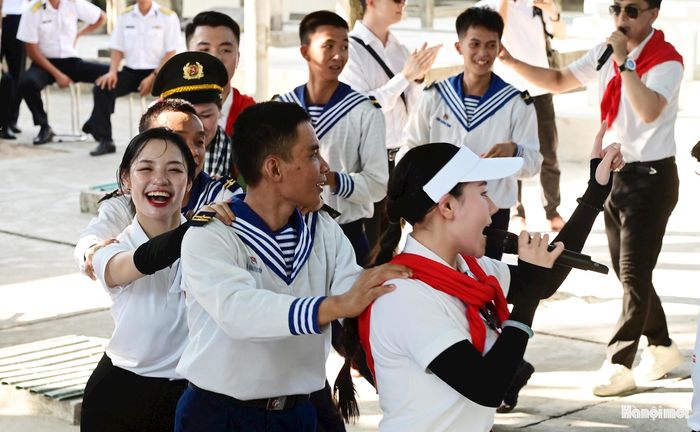 Chuyến tàu rẽ sóng ra khơi không chỉ mang theo nhu yếu phẩm, quà tặng mà còn chở theo những giai điệu ấm áp từ đất liền, biến những buổi biểu diễn thành món quà tinh thần vô giá.