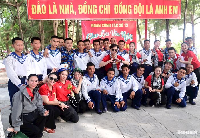 Chuyến đi kết thúc, nhưng dư âm vẫn còn đọng lại, những bài hát vẫn vang lên trong ký ức, như một lời nhắc nhở về tình cảm thiêng liêng dành cho biển đảo quê hương.