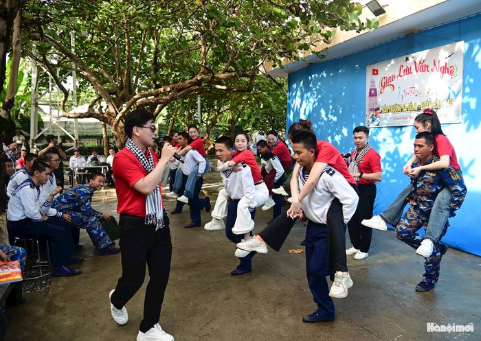 Các trò chơi vui nhộn giúp mọi người xích gần lại nhau hơn.