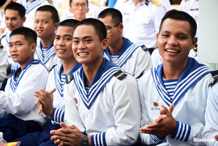 Tất cả cùng hát, cùng vỗ tay, cùng chia sẻ những khoảnh khắc hiếm hoi nhưng đáng nhớ nơi đảo xa.