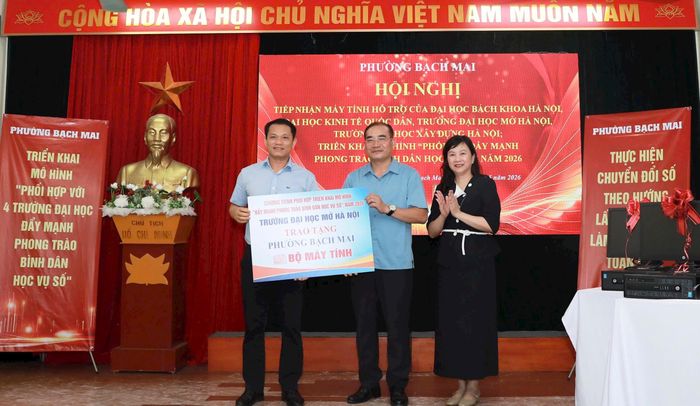 Lãnh đạo phường Bạch Mai tiếp nhận máy tính hỗ trợ từ 4 trường Đại học: Bách Khoa Hà Nội, Kinh tế Quốc dân, Mở Hà Nội và Xây dựng Hà Nội.