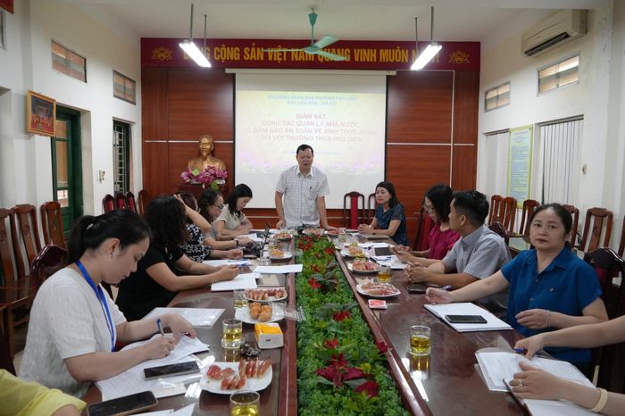 Đồng chí Nguyễn Ngọc Mạnh, Trưởng Ban Văn hóa - Xã hội HĐND phường Phú Diễn, Trưởng đoàn giám sát phát biểu kết luận. Ảnh: PD