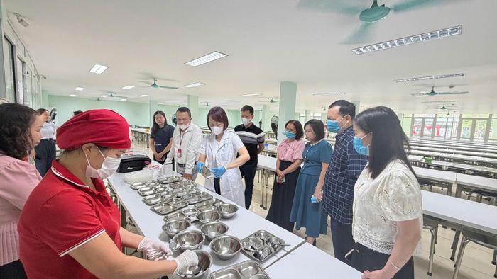 Thành viên Đoàn giám sát kiểm tra nguồn gốc thực phẩm và điều kiện chế biến tại bếp ăn bán trú trên địa bàn phường Phú Diễn.