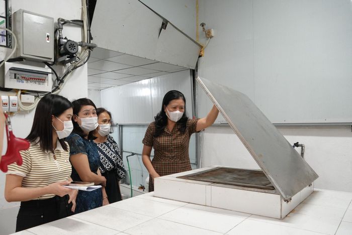 Công tác bảo đảm an toàn thực phẩm tại các trường học trên địa bàn phường Phú Diễn được duy trì nghiêm túc, góp phần chăm lo sức khỏe học sinh.