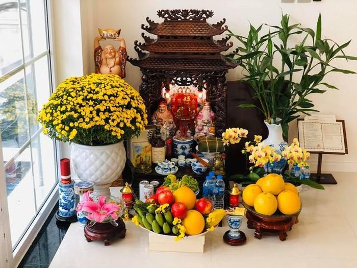 Bàn thờ Thần tài Thổ địa nên đặt hướng ra cửa để đón tài khí, nhưng tránh đặt đối diện trực diện với cửa chính gây tán khí.