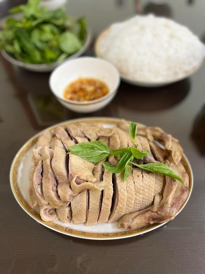 Thịt vịt luộc thơm mềm, ngọt thịt cho cả nhà thưởng thức trong mâm cơm ngày hè. Ảnh HM