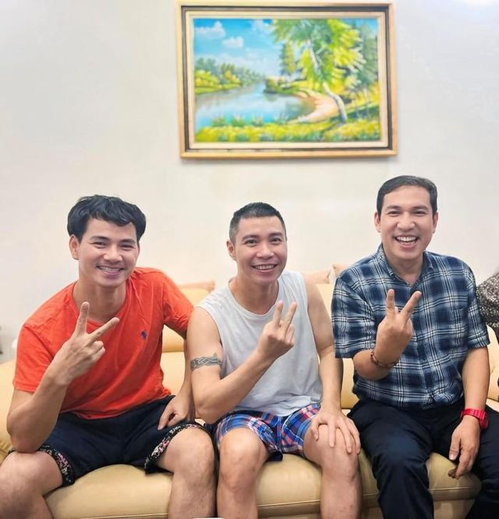 NSND Công Lý được các bạn bè NSND Xuân Bắc, nghệ sĩ Quang Thắng thường xuyên đến thăm, động viên tinh thần.