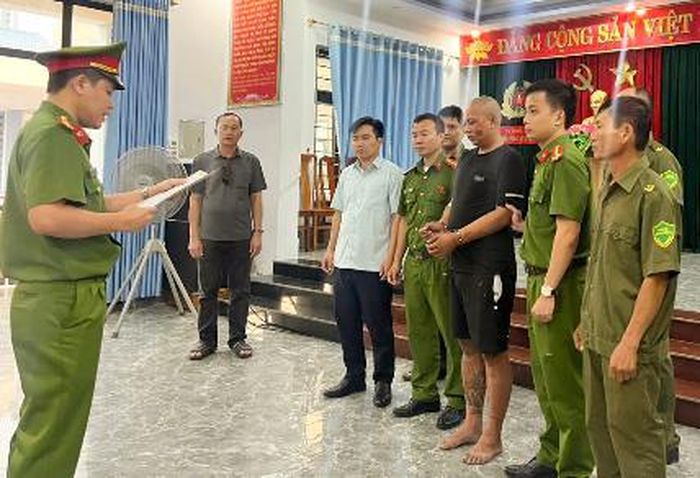 Công an tỉnh Quảng Trị thực hiện lệnh bắt khẩn cấp Nguyễn Viết Hoàng (ảnh: CAQT).